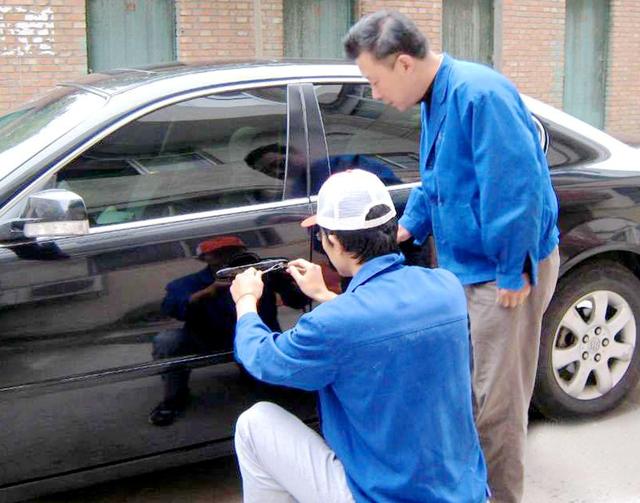 都兰汽车钥匙丢在车里面怎么办?